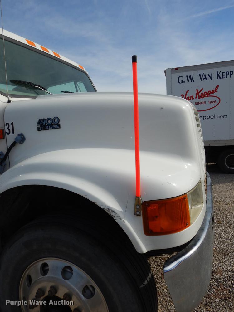 image for item K5834 1998 International 4900 service truck with crane