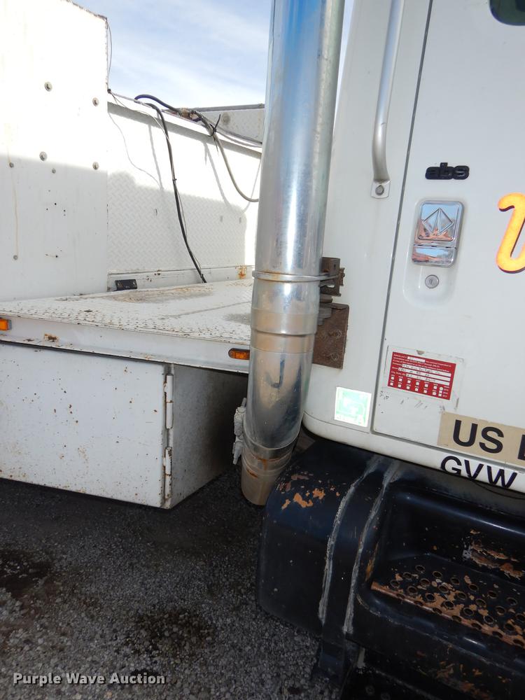 image for item K5834 1998 International 4900 service truck with crane