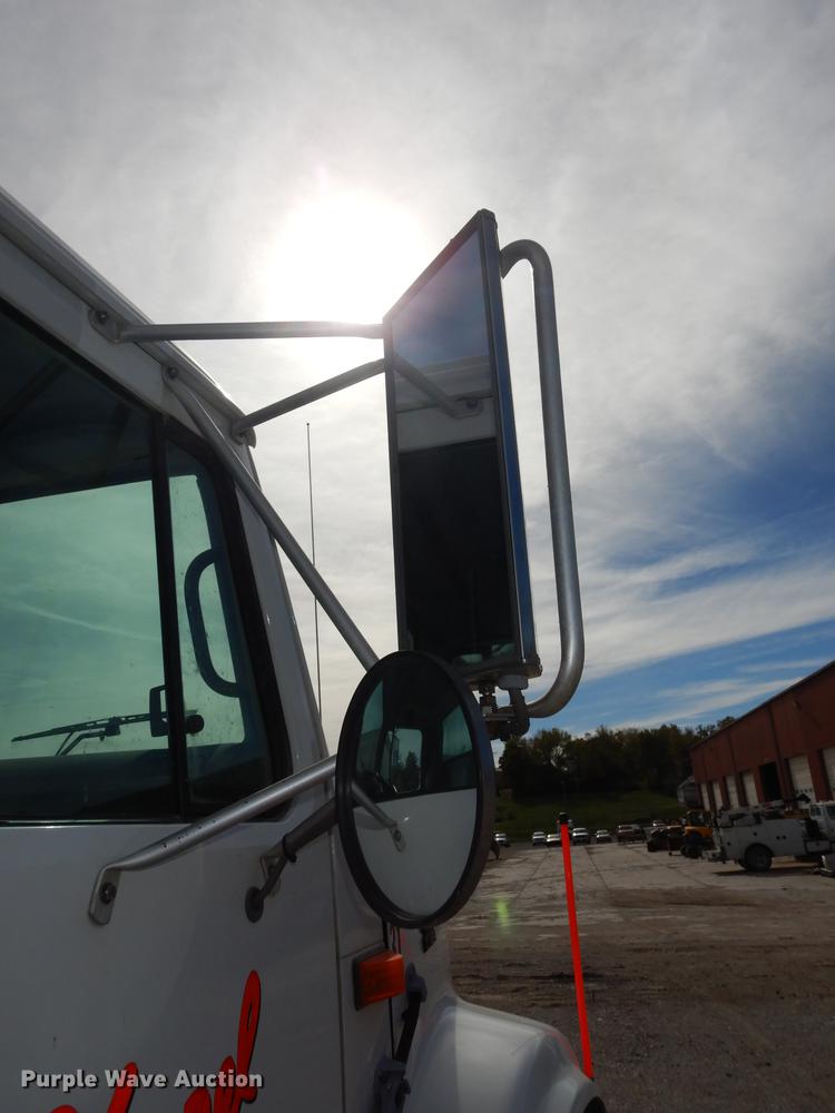 image for item K5834 1998 International 4900 service truck with crane