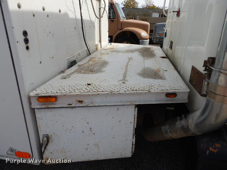 image for item K5834 1998 International 4900 service truck with crane