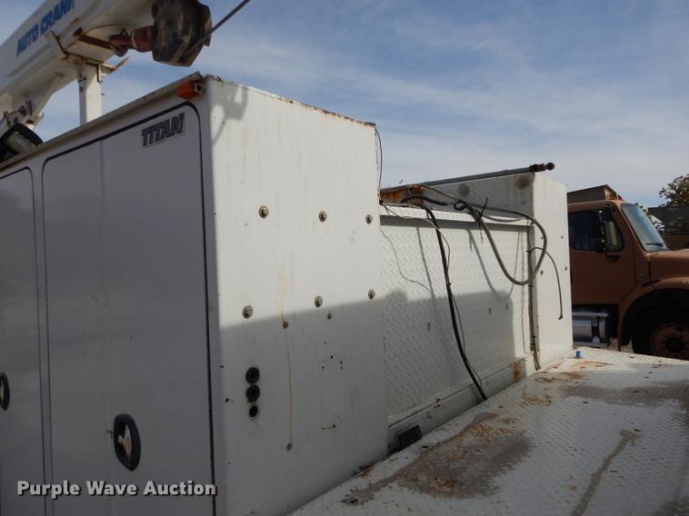 image for item K5834 1998 International 4900 service truck with crane