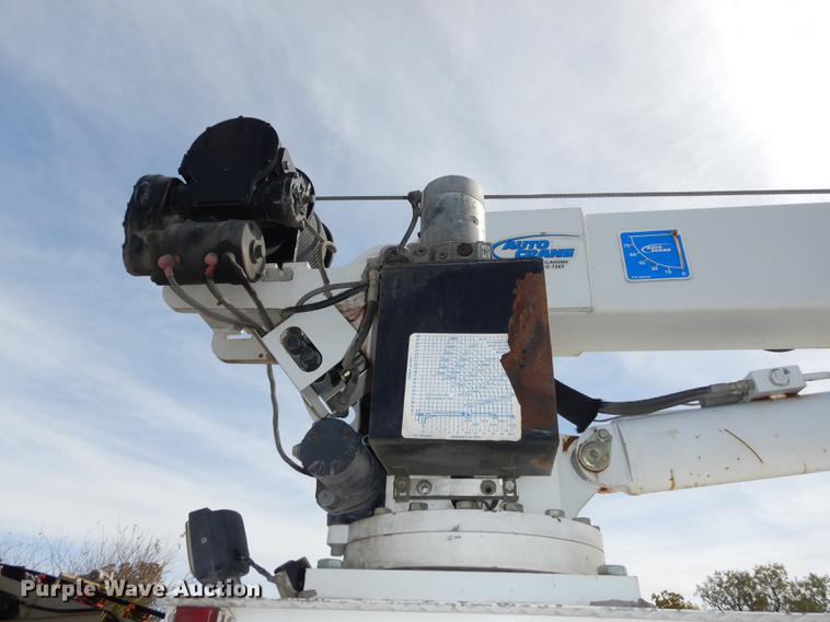 image for item K5834 1998 International 4900 service truck with crane