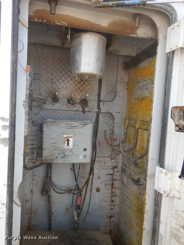 image for item K5834 1998 International 4900 service truck with crane