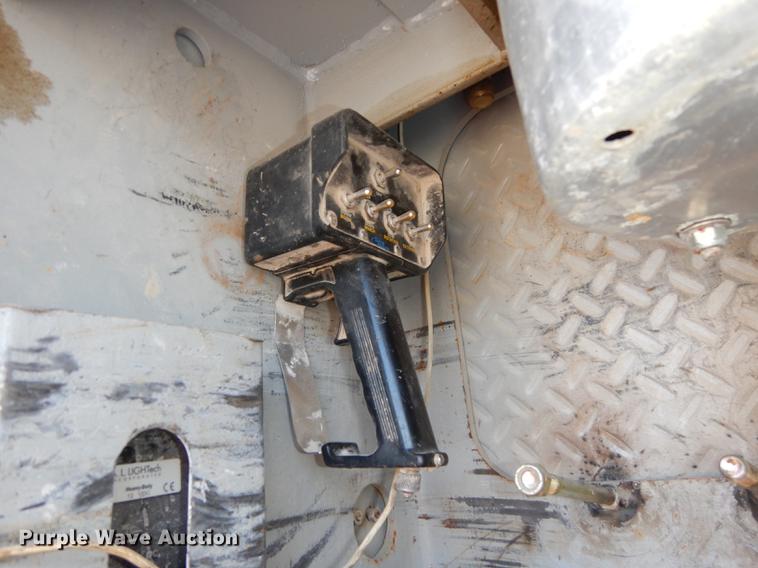 image for item K5834 1998 International 4900 service truck with crane