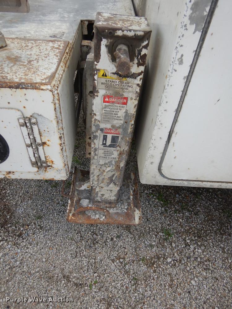 image for item K5834 1998 International 4900 service truck with crane