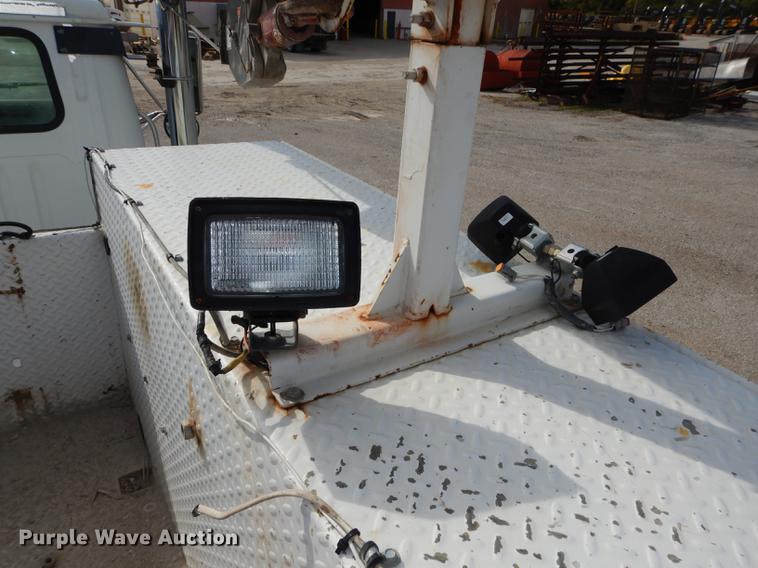 image for item K5834 1998 International 4900 service truck with crane