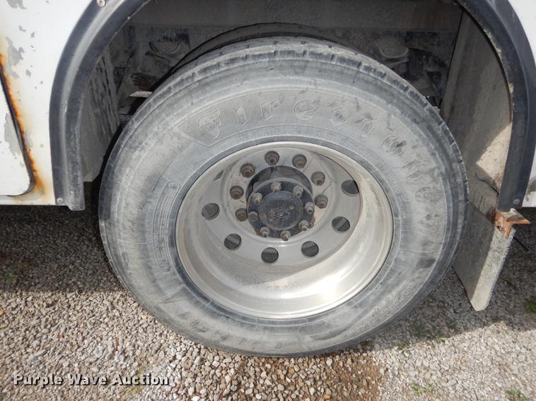 image for item K5834 1998 International 4900 service truck with crane