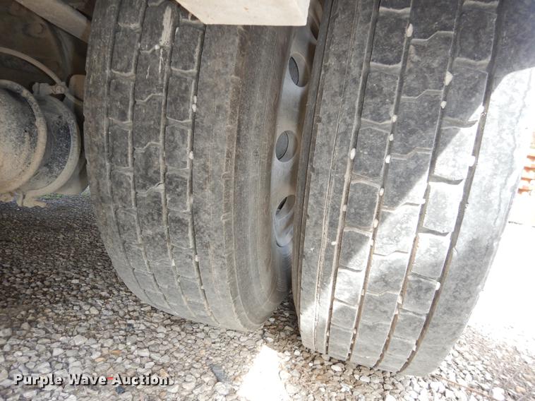 image for item K5834 1998 International 4900 service truck with crane