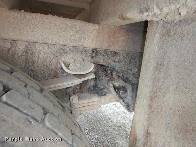 image for item K5834 1998 International 4900 service truck with crane