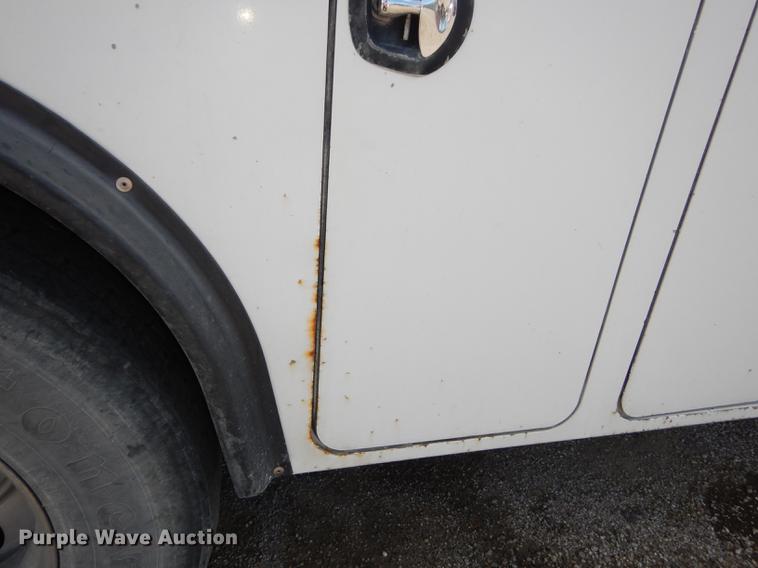 image for item K5834 1998 International 4900 service truck with crane