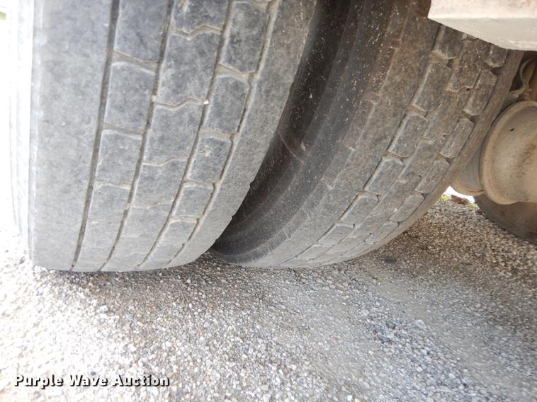 image for item K5834 1998 International 4900 service truck with crane