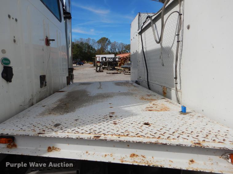 image for item K5834 1998 International 4900 service truck with crane