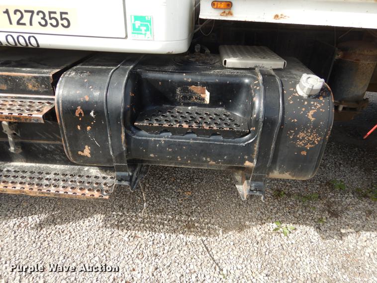 image for item K5834 1998 International 4900 service truck with crane