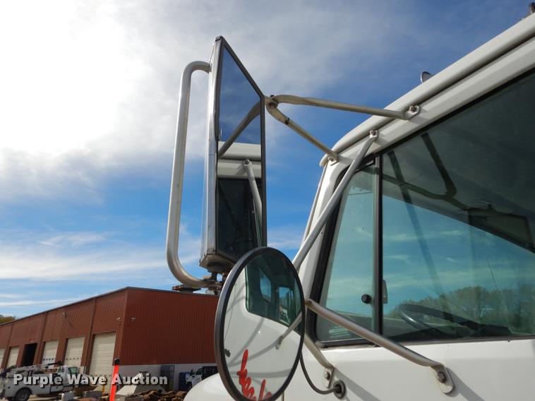 image for item K5834 1998 International 4900 service truck with crane