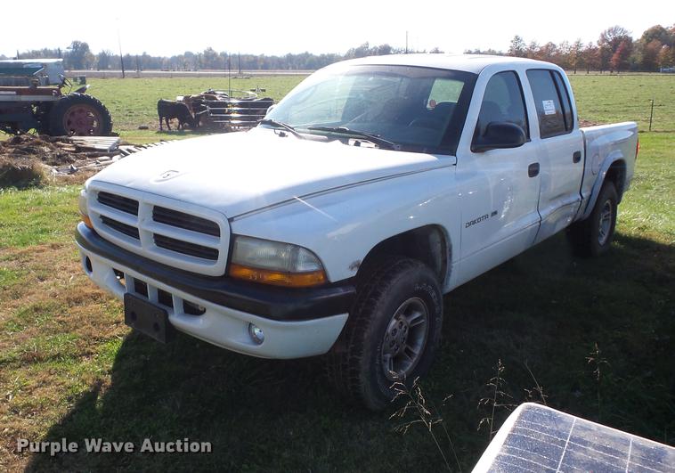 image for item K6326 2000 Dodge Dakota Crew Cab pickup truck