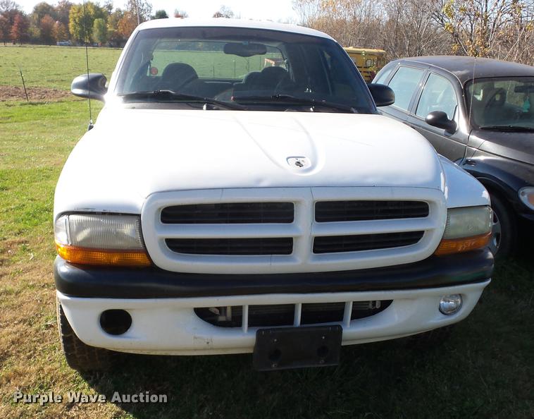 image for item K6326 2000 Dodge Dakota Crew Cab pickup truck