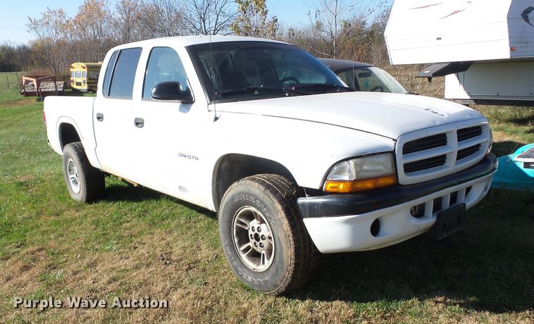 image for item K6326 2000 Dodge Dakota Crew Cab pickup truck
