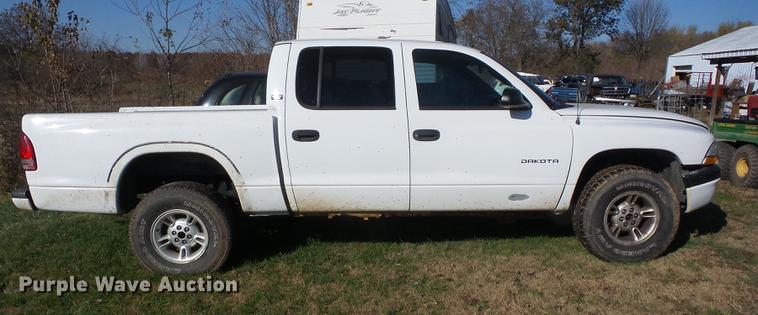 image for item K6326 2000 Dodge Dakota Crew Cab pickup truck