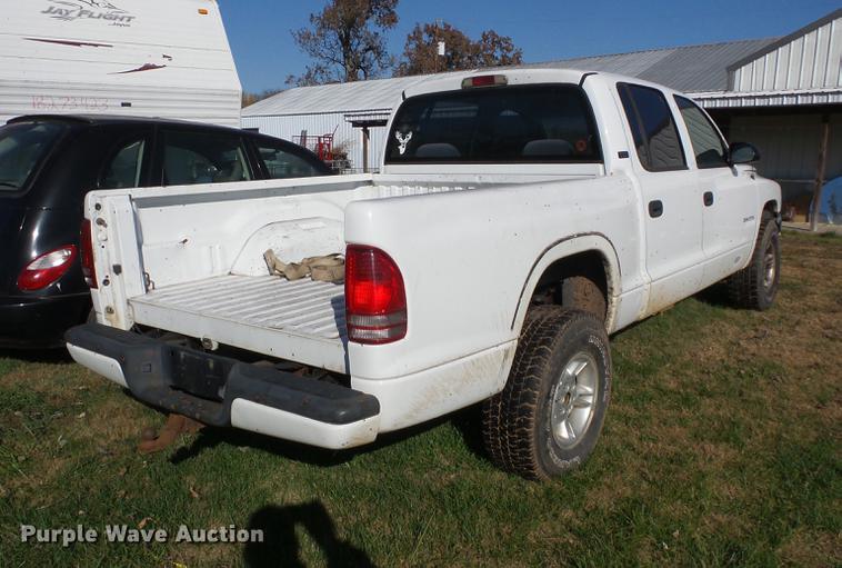 image for item K6326 2000 Dodge Dakota Crew Cab pickup truck