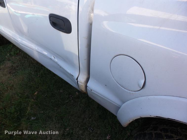 image for item K6326 2000 Dodge Dakota Crew Cab pickup truck