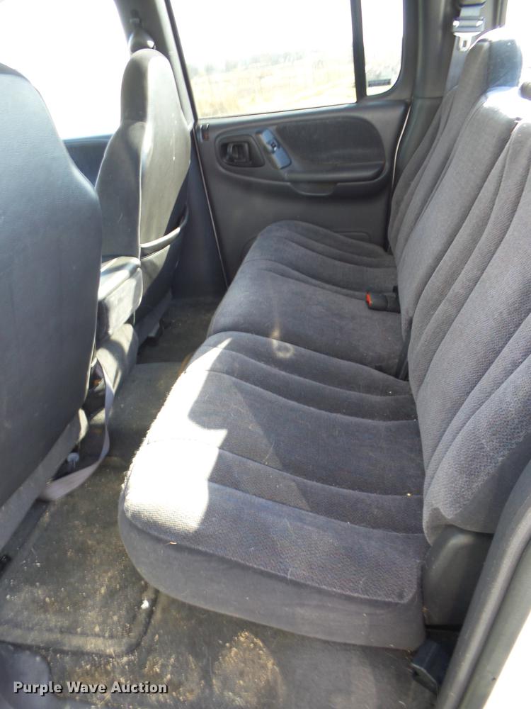 image for item K6326 2000 Dodge Dakota Crew Cab pickup truck