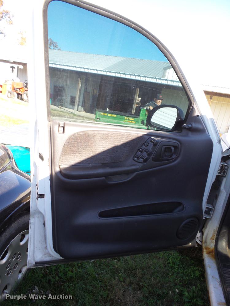 image for item K6326 2000 Dodge Dakota Crew Cab pickup truck