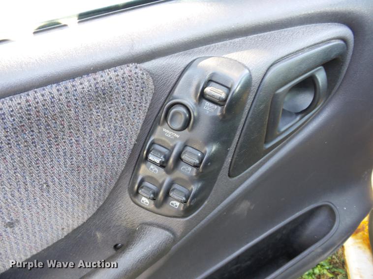 image for item K6326 2000 Dodge Dakota Crew Cab pickup truck