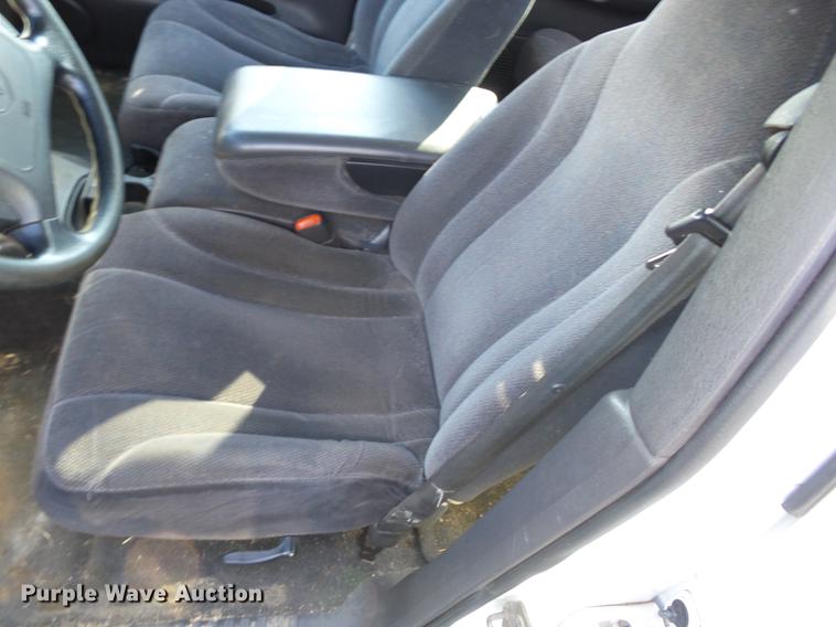 image for item K6326 2000 Dodge Dakota Crew Cab pickup truck