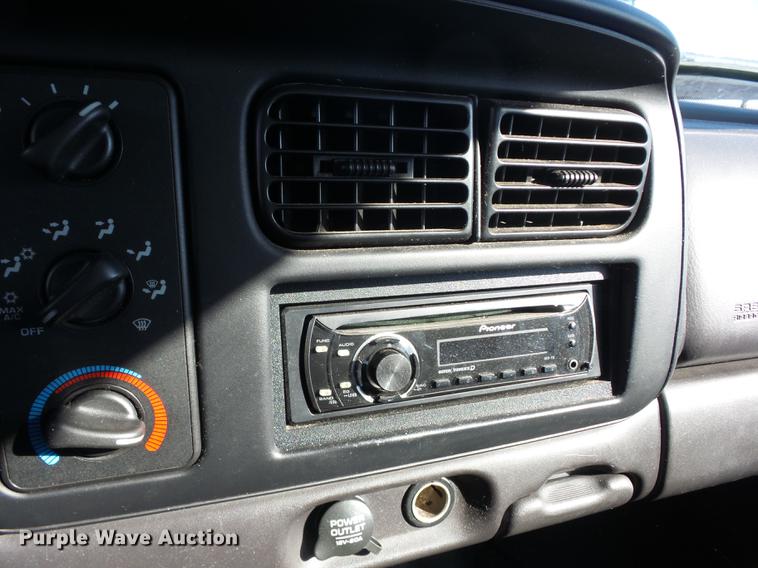 image for item K6326 2000 Dodge Dakota Crew Cab pickup truck