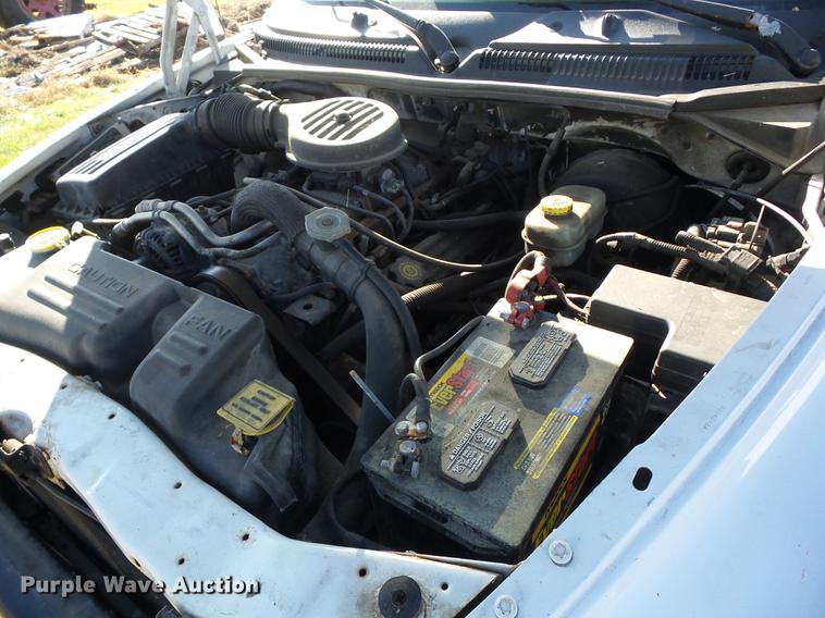 image for item K6326 2000 Dodge Dakota Crew Cab pickup truck