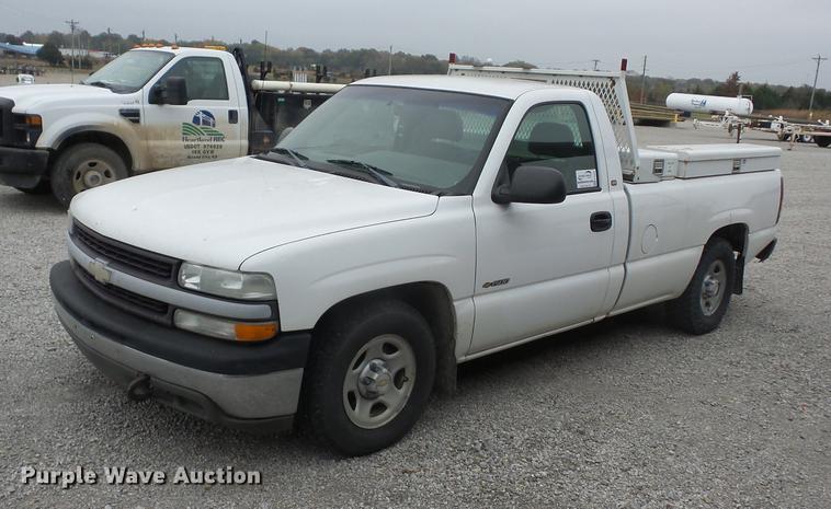 image for item K6331 2002 Chevrolet Silverado 1500 pickup truck