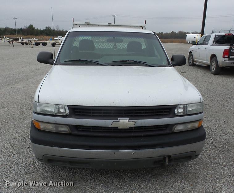 image for item K6331 2002 Chevrolet Silverado 1500 pickup truck