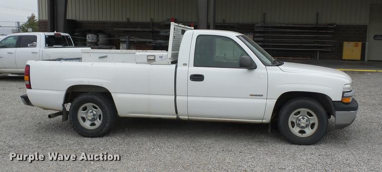 image for item K6331 2002 Chevrolet Silverado 1500 pickup truck