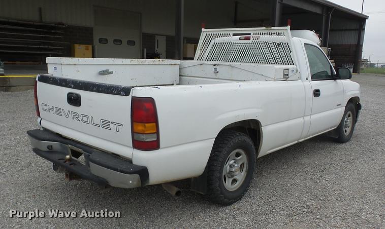 image for item K6331 2002 Chevrolet Silverado 1500 pickup truck