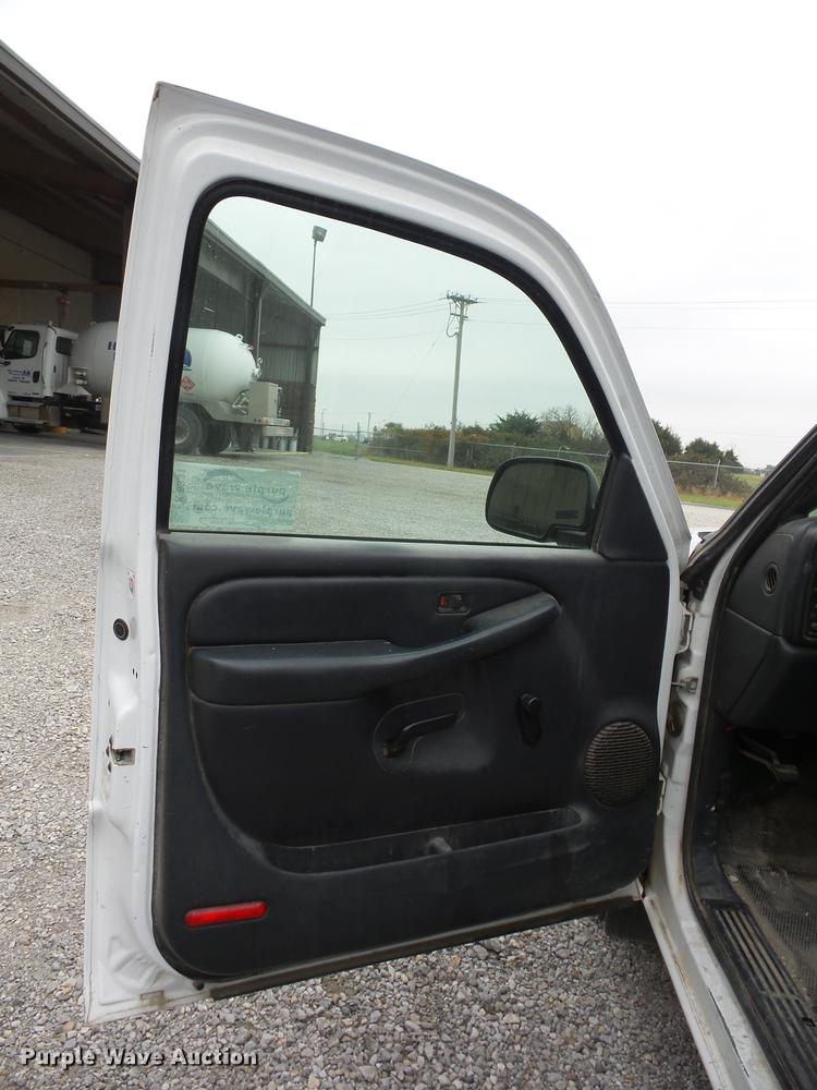 image for item K6331 2002 Chevrolet Silverado 1500 pickup truck