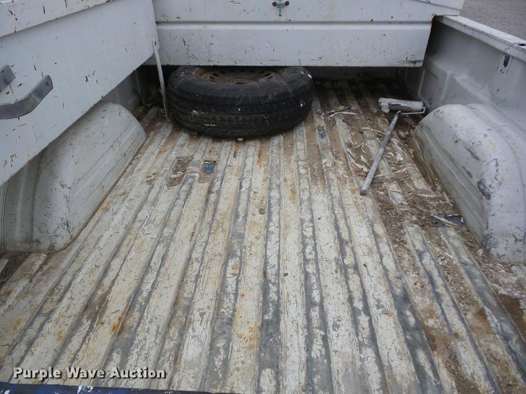 image for item K6331 2002 Chevrolet Silverado 1500 pickup truck