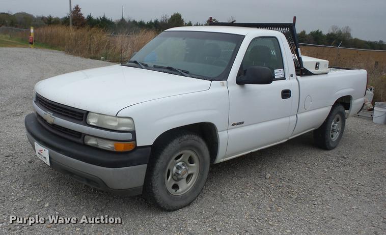 image for item K6332 2001 Chevrolet Silverado 1500 pickup truck