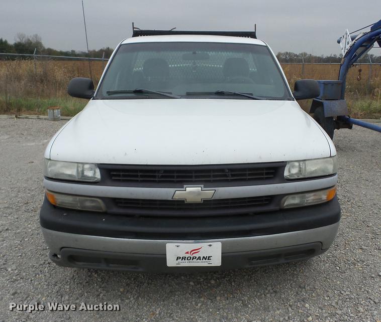 image for item K6332 2001 Chevrolet Silverado 1500 pickup truck