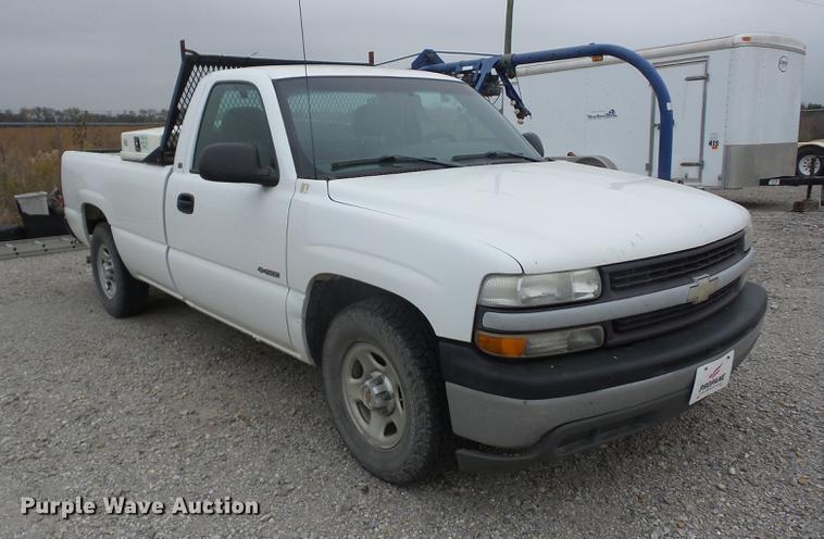 image for item K6332 2001 Chevrolet Silverado 1500 pickup truck