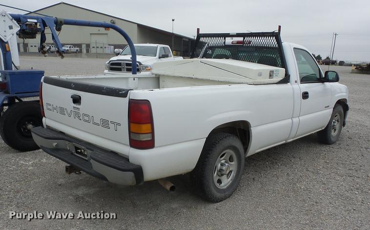 image for item K6332 2001 Chevrolet Silverado 1500 pickup truck