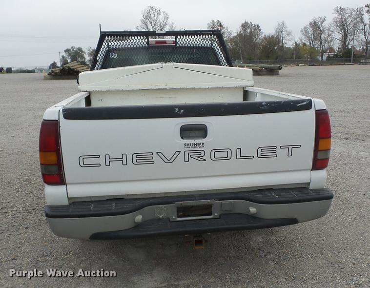 image for item K6332 2001 Chevrolet Silverado 1500 pickup truck