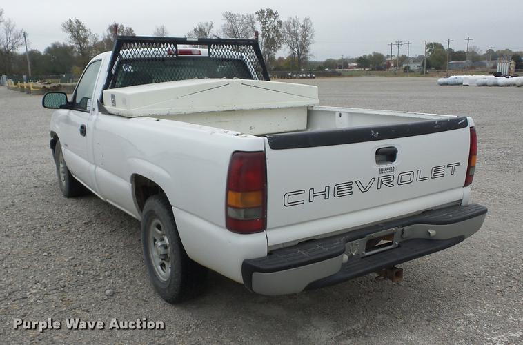 image for item K6332 2001 Chevrolet Silverado 1500 pickup truck