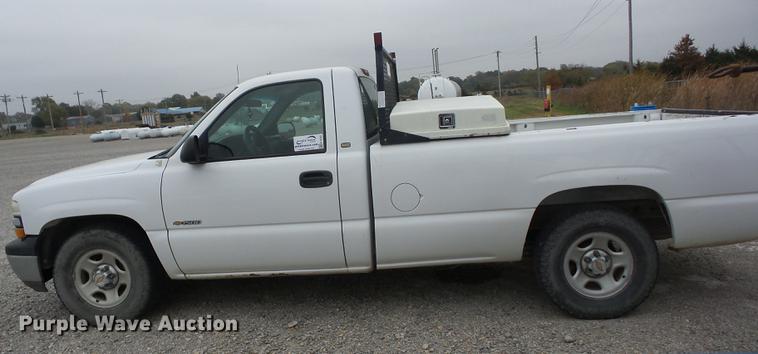 image for item K6332 2001 Chevrolet Silverado 1500 pickup truck