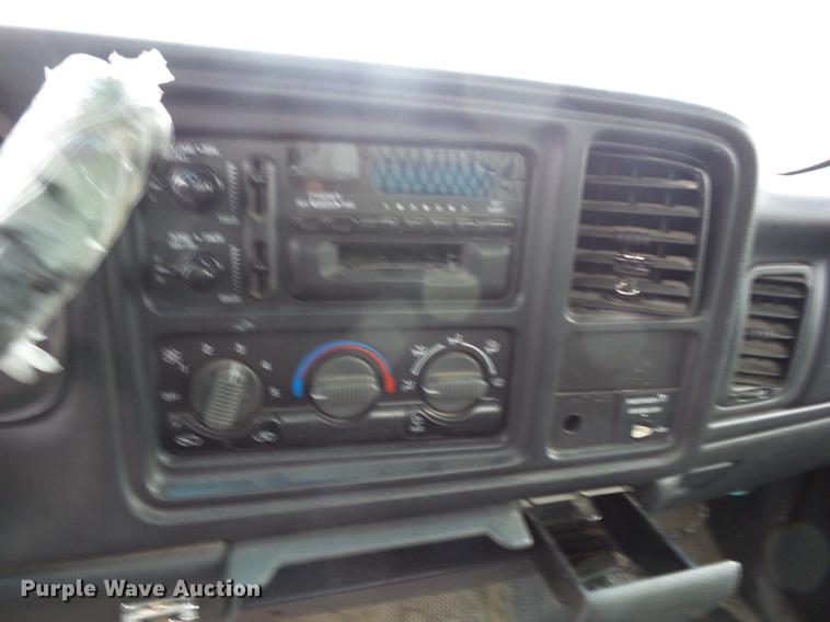 image for item K6332 2001 Chevrolet Silverado 1500 pickup truck