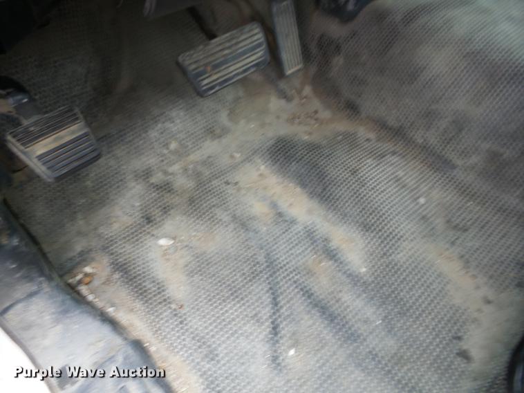 image for item K6332 2001 Chevrolet Silverado 1500 pickup truck