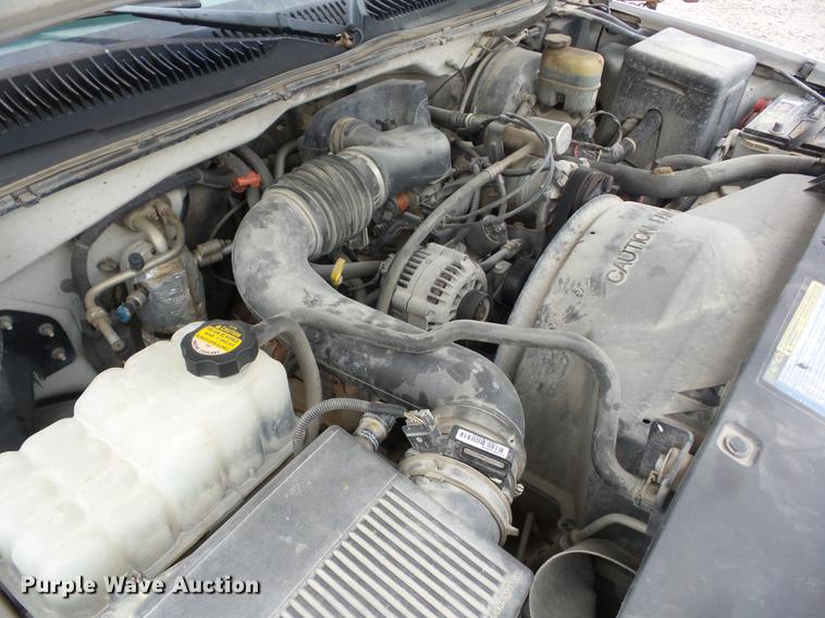 image for item K6332 2001 Chevrolet Silverado 1500 pickup truck