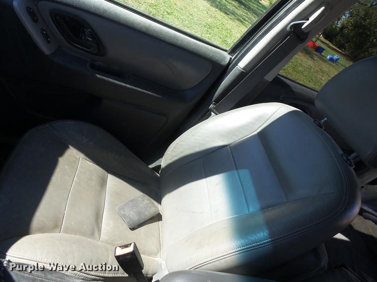 image for item K6353 2005 Ford Escape Hybrid SUV