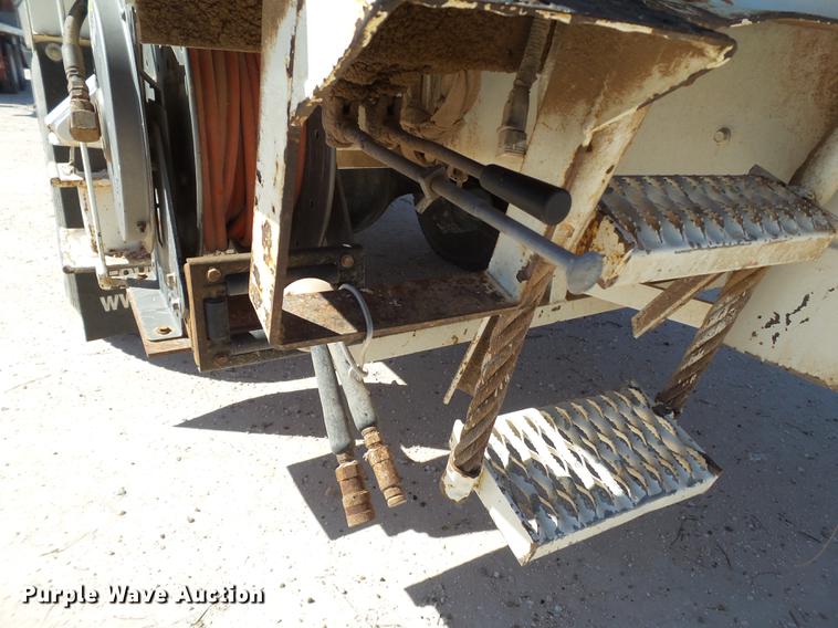 image for item BJ9951 2010 International 7300 bucket truck