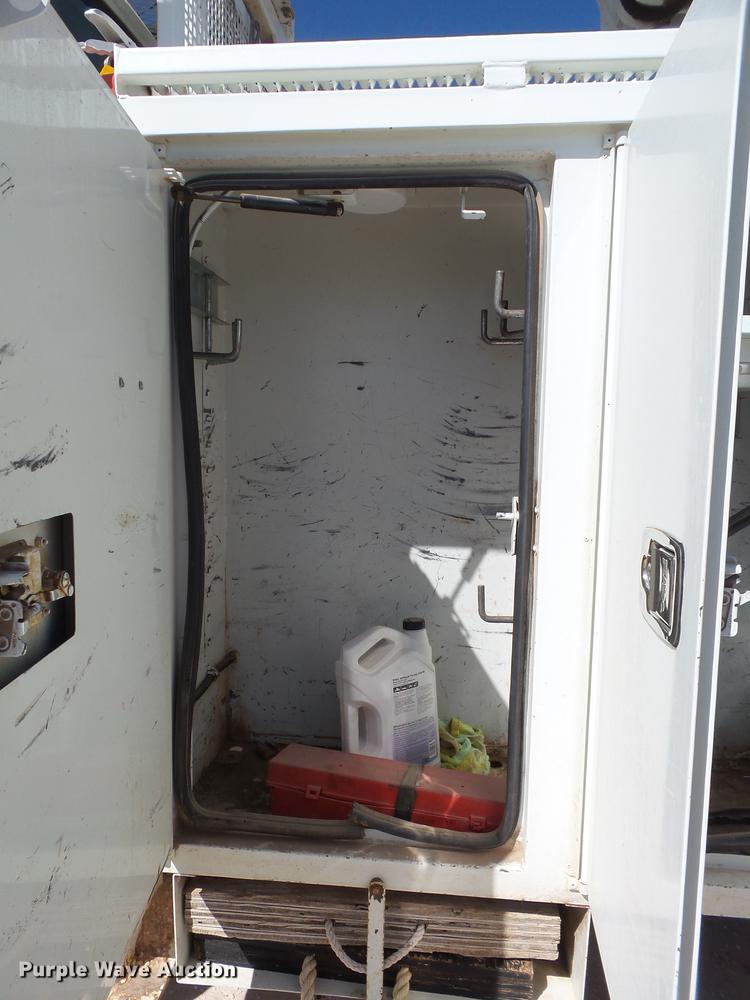 image for item BJ9951 2010 International 7300 bucket truck