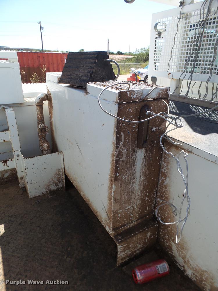 image for item BJ9951 2010 International 7300 bucket truck